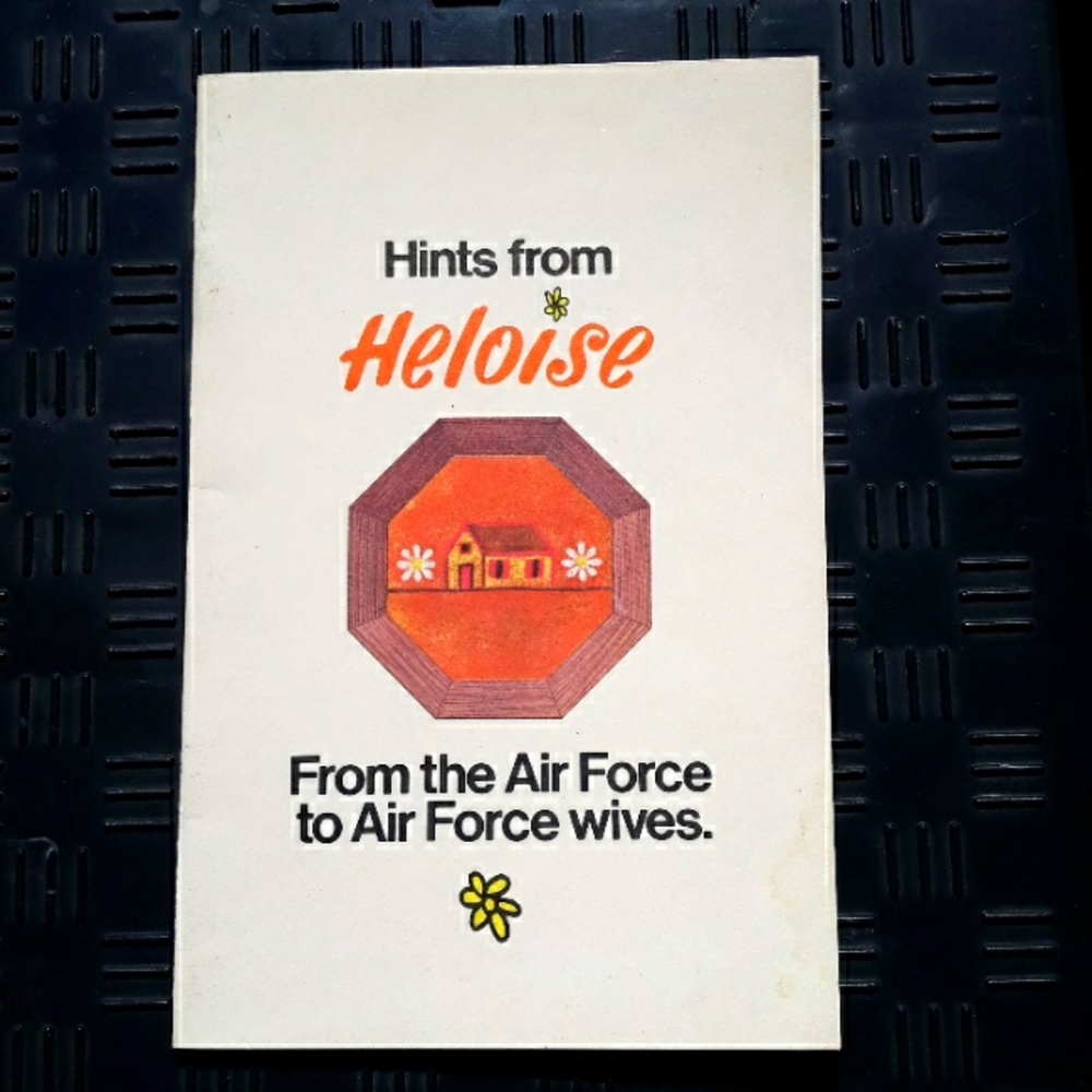1974 Hints From Heloise From The Air Force To Air Force Wives booklet 14 pages